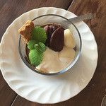 Cafe Refuge - 黒ごまブランジェ