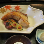 つる幸 - 鰤の塩焼き　トリュフ入りさつま揚げ　オリーヴのもろみ詰め、山芋おろし