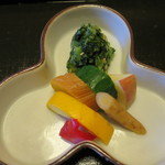 つる幸 - 香の物　黄ズッキーニ、赤パプリカ、りんご、いぶりがっこなどなど