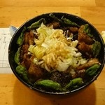 かめや別館 もつ焼 こがめ - シロ丼。炭火焼きが香ばしい。