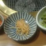 Yakiniku Izakaya Tonton - ランチの副菜（キムチ、もやしナムル、サラダ）