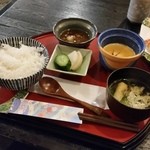 Hanamizuki - 半月盆で、白飯、椀、香の物、小鉢がのるランチ