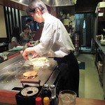鉄板焼・お好み焼 莢 - 目の前で丁寧に料理を仕上げます