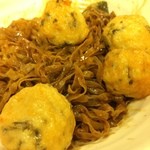 雞記 - ①フライ イカダンゴ 黒醤油麺38$