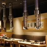 ジンギスカン霧島 - 2015.10 テーブル席の上にはガス火力の黒い鉄鍋