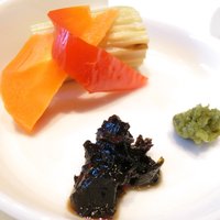 ケンゾーエステイトワイナリー 六本木ヒルズ店 - ヤマトポークの卵とじ 1000円 の佃煮、柚子胡椒、ピクルス