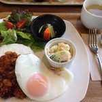 サクラ テラス - キーマカレー850円にランチドリンク250円は、
            マンデリン