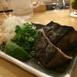 酒呑気まるこ - 名物かつお塩タタキ650円藁焼きで