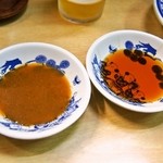 淡水軒 - 焼ギョウザ用の味噌ダレと、水ギョウザ用の醤油ダレ