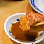 淡水軒 - 焼ギョウザには味噌ダレをたっぷりつけて食べる