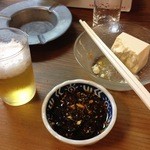 八角 - 料理写真:冷奴（醤油タレ）とビール