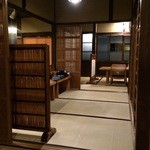 店内。基本昼・夜1組限定となります。