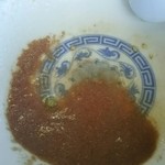 ラーメン げんこつ家 - スープを飲み干すと 髄？骨粉？が丼の底に…