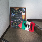 アッティーボ - 2階に登る階段。歩道から見える