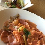 VALORE SPAGHETTERIA - 海老と愛別産キノコのトマトクリームソース。ビーツ