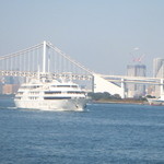 ヴァンテアン - レインボーブリッジを背に東京シンフォニークルーズも並走