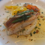 ヴァンテアン - 妻の頼んだ魚料理「カサゴのソテー　季節野菜添え　焦がしたバターソース」は色鮮やか