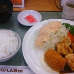グリルくいしん坊 - カニコロッケとからあげ1060円は質を考えたら安いです