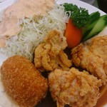 グリルくいしん坊 - カニコロッケとからあげ。特にカニコロッケは異次元の美味しさです