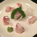 一品料理六一 - 鯛、縞鰺、アオリイカの刺身。写真ではわかりにくいですが大皿です。一切れづつが食べ応えあり。