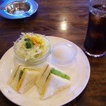 Kohiandokitsuchimpaseri - アイスコーヒー（380円）、モーニングＢサービス（サンドイッチ、ゆで卵、サラダ）