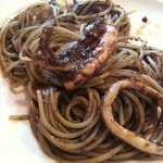 すうぷ屋 - 「イカスミのトマトソース」パスタは同僚と半分ずつに