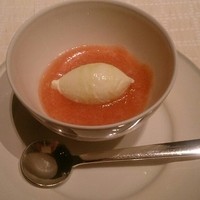 ベージュ アラン・デュカス 東京 - じゃがいもアイスにトマト