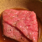 焼肉うしごろ - レアに焼いて四つ切