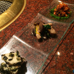 焼肉うしごろ - 前菜：チャンジャ・しめじと菊のナムル・長いもと韓国海苔の和え物
