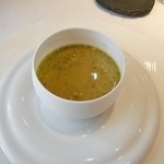 レストラン コバヤシ - 毛蟹とワタリガニのブイヨン　エストラゴン風味　白菜で包んだブロッコリーの白玉を浮かべて