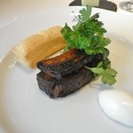 レストラン コバヤシ - 豚の血と鶏レバーのパテ　こんがりバナナ・ホイップクリーム・香草サラダ・パイ添え