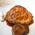 レストラン コバヤシ - ジビエ（青首鴨・山シギ・山鳩・山ウズラ・雉）のパイ包み焼き　根セロリのピュレ　ヴァニラ風味のオニオン添え　ソースサルミ