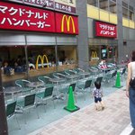 マクドナルド - 屋外にも席があります（2010.06）