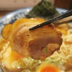 麺屋しらかわ - 炙りチャーシュー持ち上げ☆