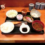 板前食堂 虎ノ門店 - 鮭西京焼きとお刺身の贅沢膳 1000円