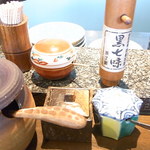 夢乃蕎麦 - カウンターの上には各種薬味が　黒七味も☆♪