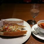 ル・ブション - 店内で食べるとこんな感じ。