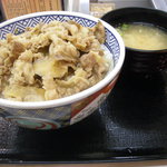 吉野家 - 牛丼並（380円）と味噌汁（50円）