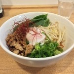 カーザ ルカ - ラー博は俺の社員食堂。 ペペロソチーノ和え麺＋温玉！  辛さはMAXの5辛！  具の下に、辛さしっかりのたれで和えられた麺が隠れている。温玉は辛さを和らげてくれる