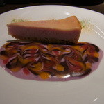 ワインビストロ ラトリシエール - 紫芋のチーズケーキ。チョコレートソースがおいしい