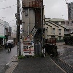 まことや - 横から・・・・・薄いです。当然お店の奥行きはありません。