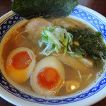 一世風靡 - 2015年10月18日(日)　期間限定　さんまの煮干しだしと豚骨のWスープラーメン(700円)＋煮たまご(50円)