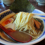 一世風靡 - 2015年10月18日(日)　期間限定　さんまの煮干しだしと豚骨のWスープラーメン(700円)＋煮たまご(50円)　麺リフト