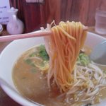 麺処 玄人 - 豚骨醤油ラーメン　麺(こしがあり、いい感じ♪)