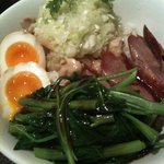 中国家常菜 燕郷房 - ランチでいただく、ダブルのせご飯。蒸し鶏とチャーシューの両方が楽しめます。