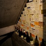 Wine Bar Cabotte - 階段を下りる前にもワインボトルとラベルたち