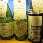 アヒルストア - 窓際に並ぶワイン