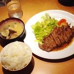 ステーキ とおる - 1900円でステーキセット完成