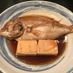一品料理六一 - 2日目 甘鯛の煮付け。煮汁が澄んでいて、魚に旨味が閉じ込められている。