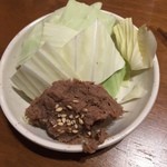 牛タン いろ葉 - キャベツに対して味噌が多すぎるお通し